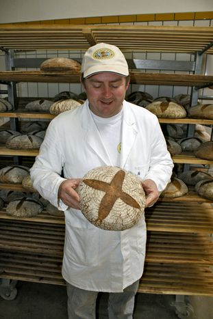 Backstubenleiter Peter Steinhoff prüft die Qualität der Brote aus unserer Backstube.