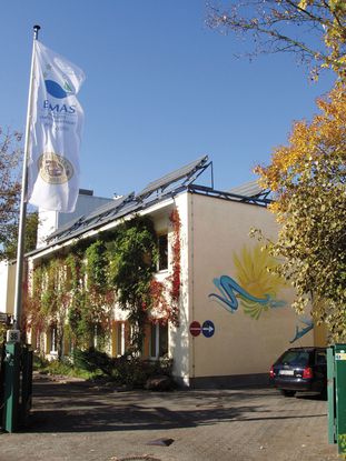 Firmengebäude Bergiusstraße mit Fassadenbegrünung und Photovoltaikanlage.